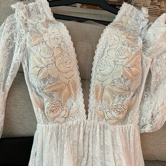 Wedding dress NEVER worn size small from Argentinian designer Natalia Antolin - Picture 3 of 9